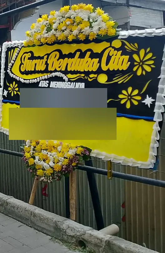 Papan bunga Turut Berduka Cita hitam-kuning terpasang di area Rumah Duka Tabitha UKRIDA