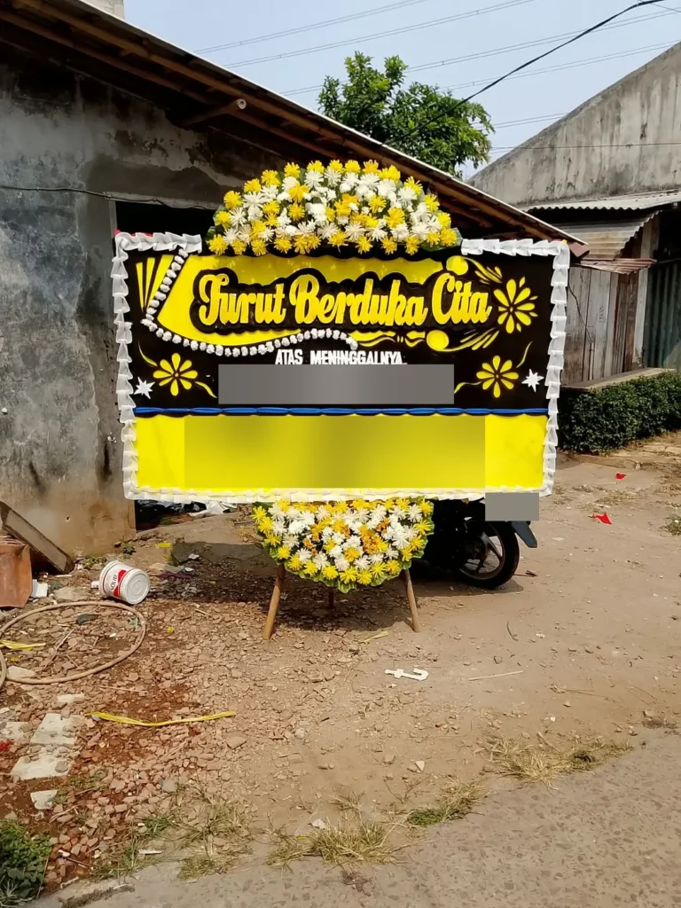 Papan bunga Turut Berduka Cita hitam-kuning, hasil rangkaian sebelum dikirim ke Kebon Jeruk