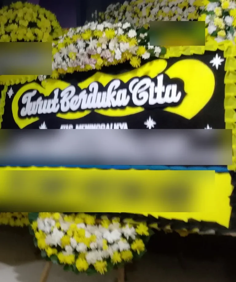 Papan bunga Turut Berduka Cita hitam-kuning di ruang duka lantai 7 Rumah Duka Tabitha UKRIDA