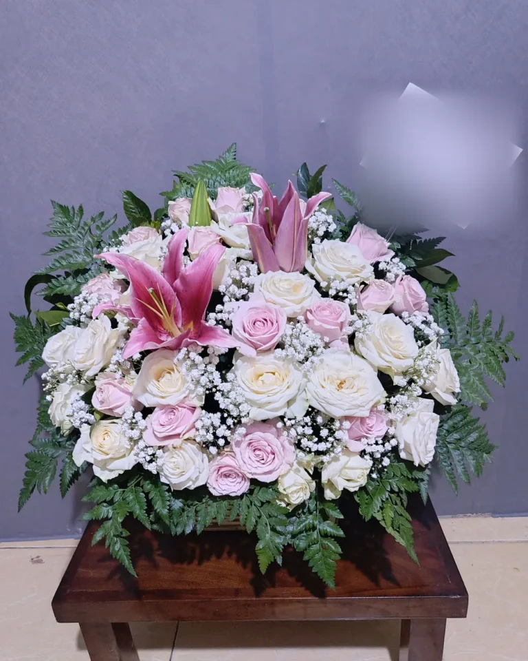 Bunga meja mawar putih dan pink dengan lily untuk acara di Sunlake Hotel, Sunter