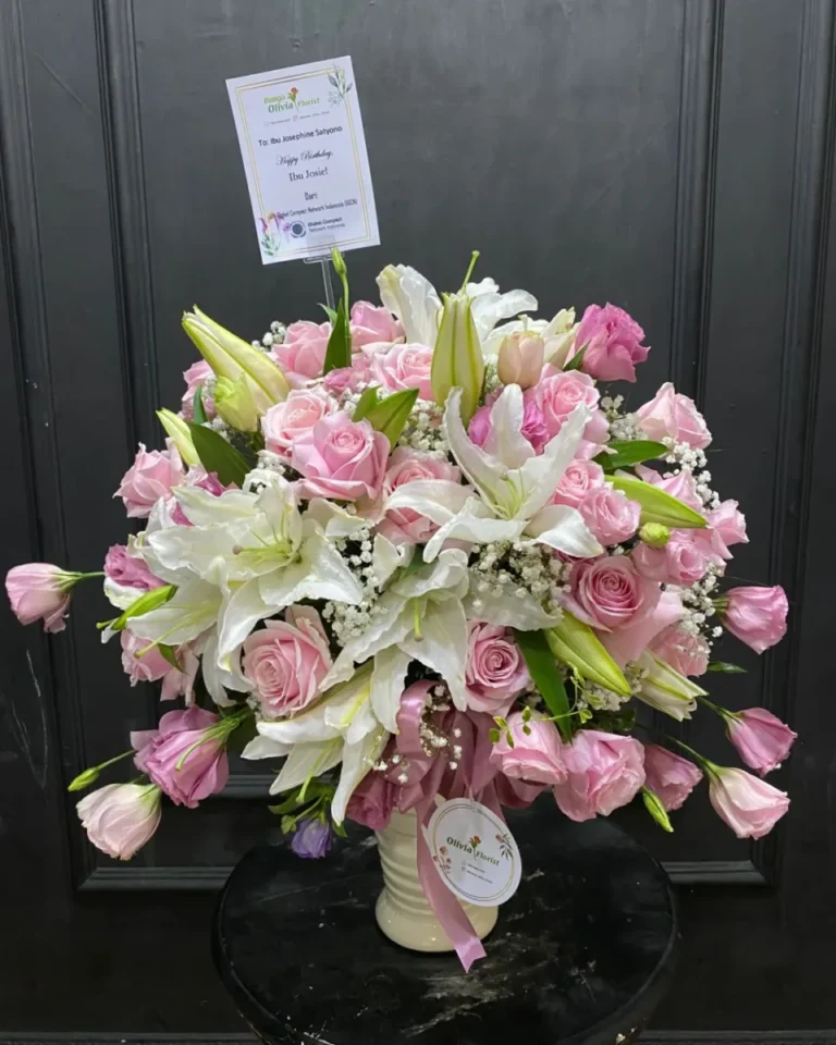 Bunga Meja Mawar Pink dan Lily Putih