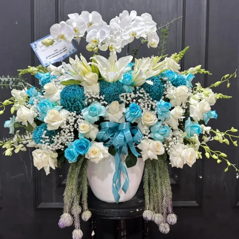 Bunga Meja Putih Biru dengan Anggrek