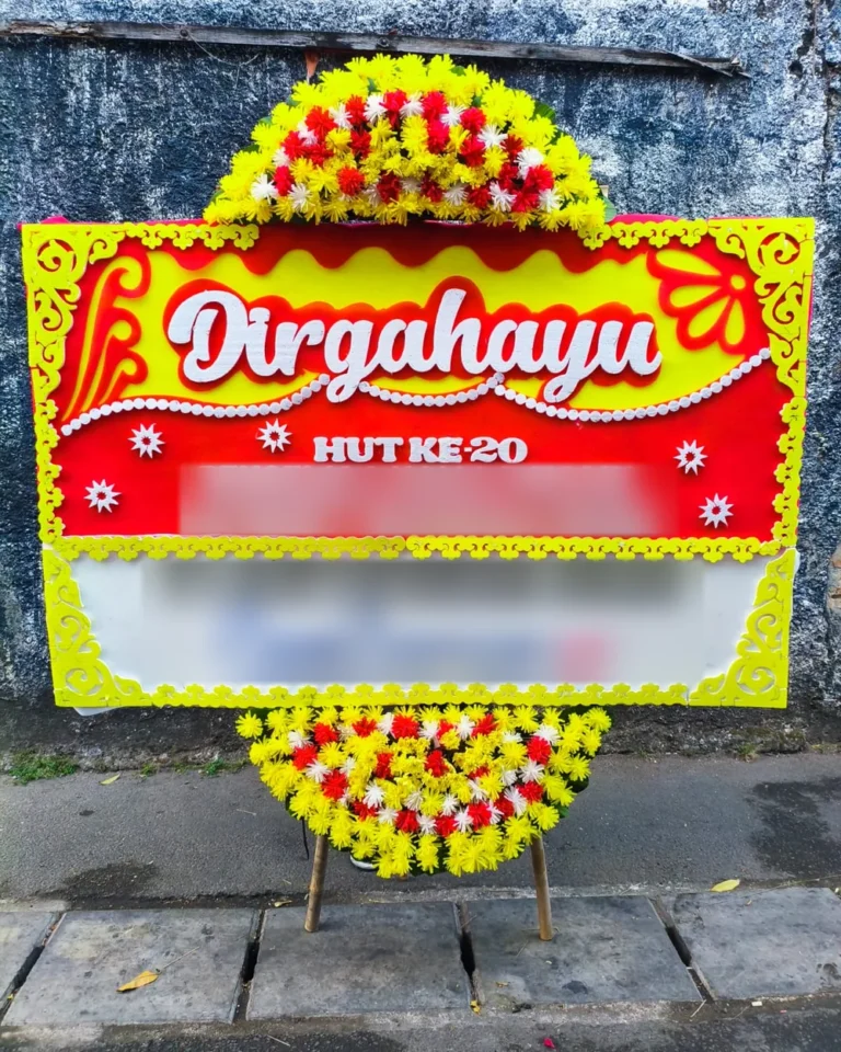 Papan bunga Dirgahayu merah-kuning untuk ulang tahun ke-20 sebuah organisasi, sebelum diantar ke Gedung SMESCO