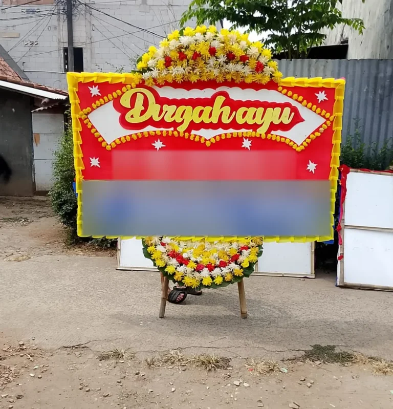 Papan bunga Dirgahayu merah-kuning dengan panel biru sebelum diantar ke Krukut, Taman Sari