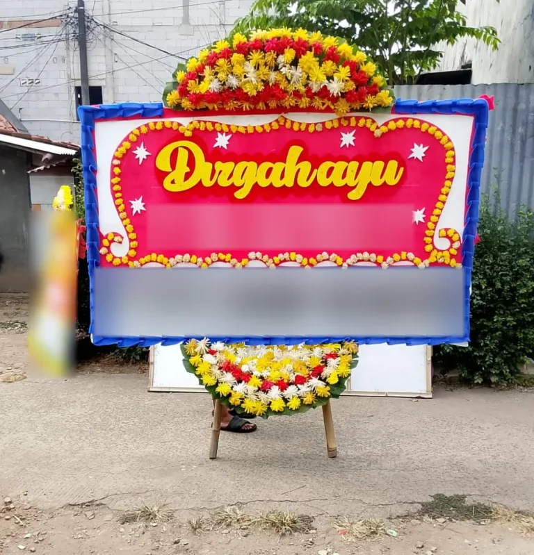 Papan bunga Dirgahayu pink dengan bingkai biru sebelum diantar ke Krukut, Taman Sari