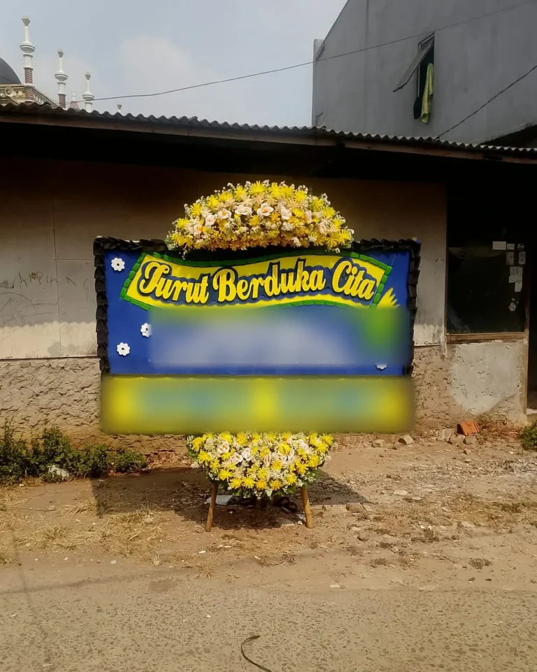 Papan bunga Turut Berduka Cita biru kuning sebelum diantar ke Cibubur, Ciracas