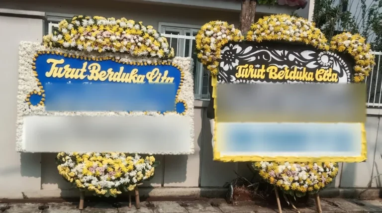 Dua papan bunga duka cita di depan rumah duka keluarga di Jurangmangu Timur