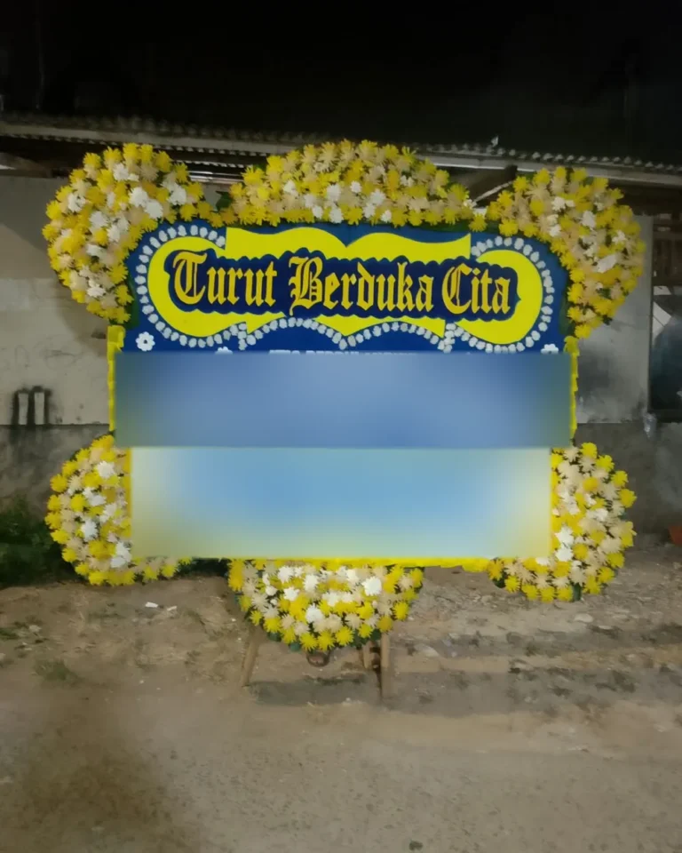 Papan bunga Turut Berduka Cita biru-putih berhias krisan kuning sebelum diantar ke Karang Timur, Karang Tengah, Tangerang