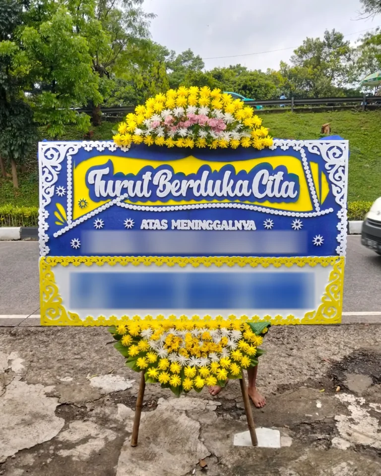 Papan bunga Turut Berduka Cita biru-putih dengan krisan kuning sebelum diantar ke Sukatani, Tapos, Depok