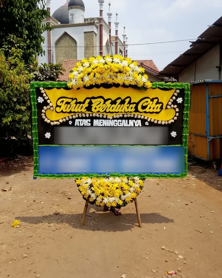 Papan bunga Turut Berduka Cita hitam-kuning berbingkai hijau sebelum diantar ke Kapuk, Cengkareng