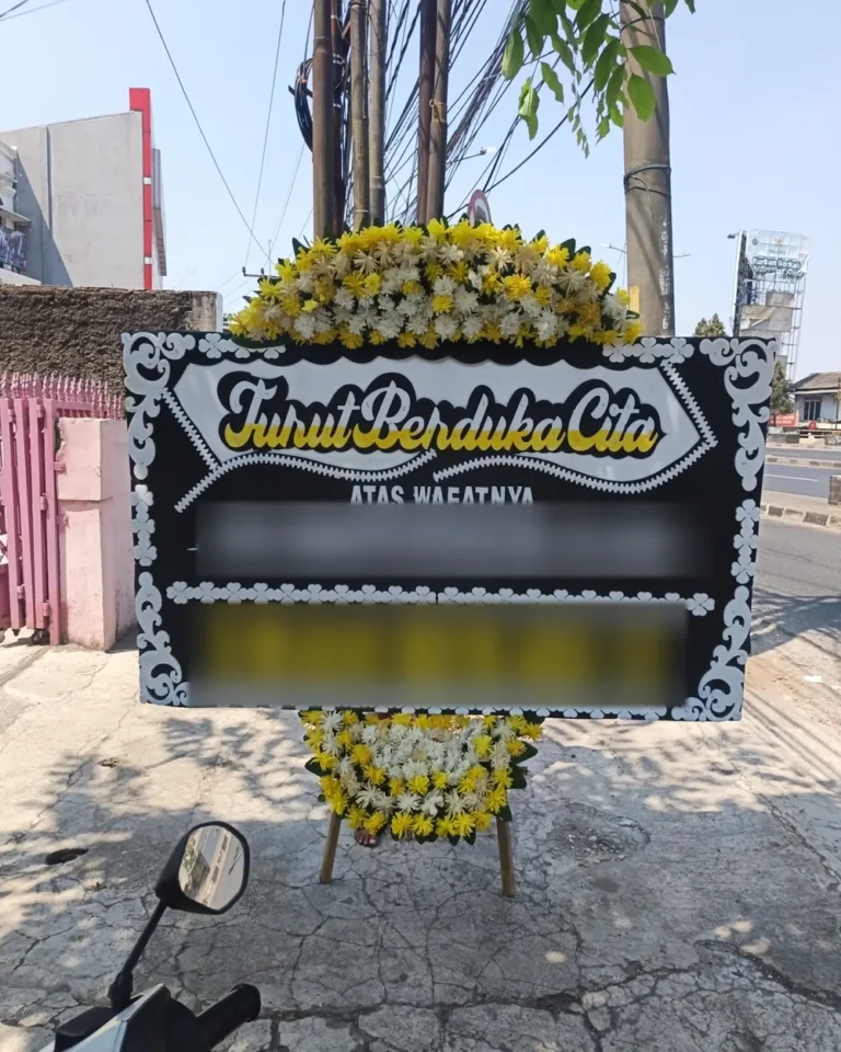 Papan bunga Turut Berduka Cita hitam-putih dengan krisan kuning sebelum diantar ke Jatisampurna, Bekasi