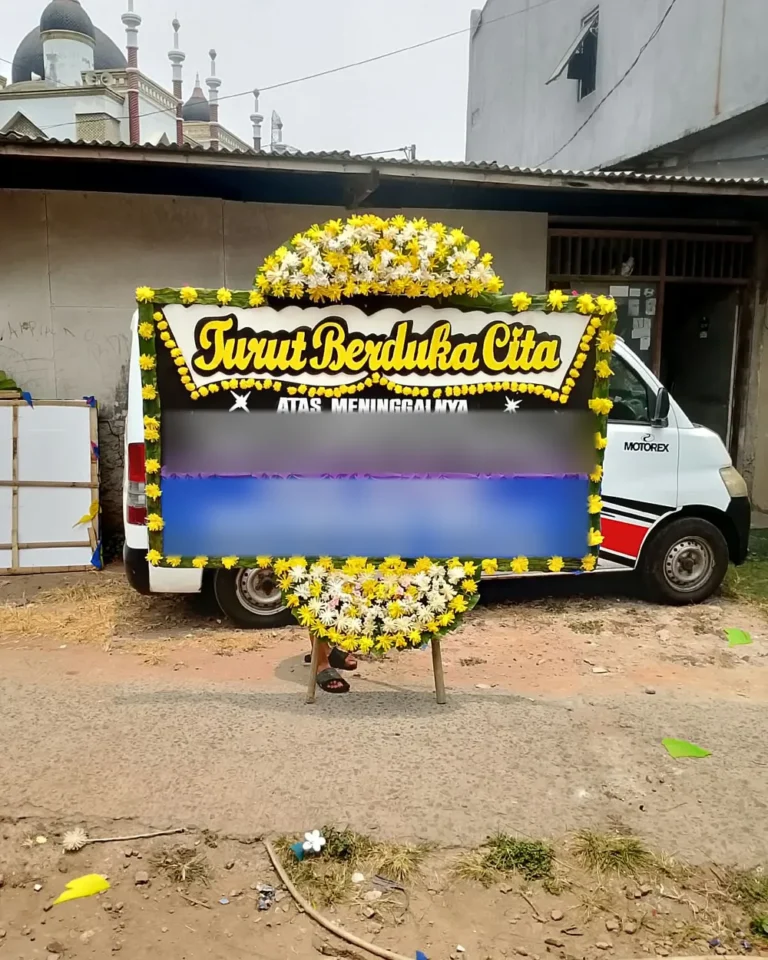 Papan bunga Turut Berduka Cita hitam-kuning dengan panel biru sebelum diantar ke Serdang, Kemayoran
