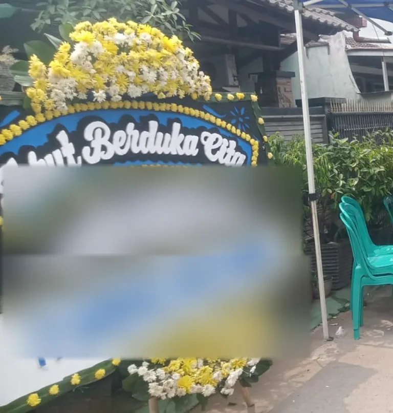 Papan bunga duka cita hitam-biru di depan rumah duka keluarga di Duren Jaya, Bekasi Timur