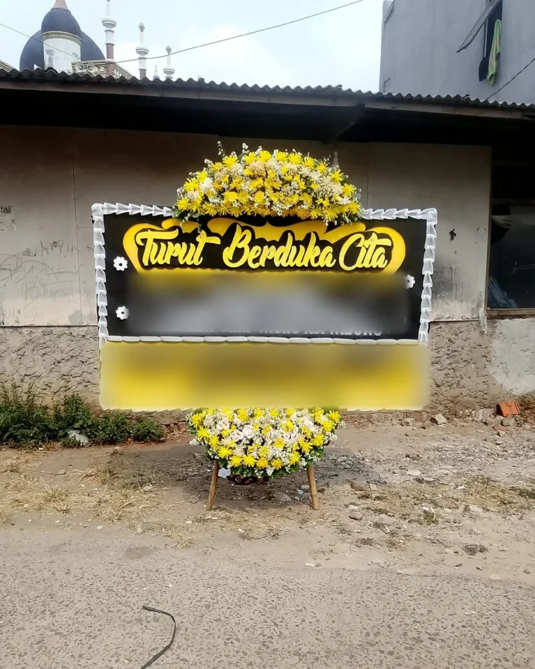 Papan bunga Turut Berduka Cita hitam kuning sebelum diantar ke Cibubur, Ciracas