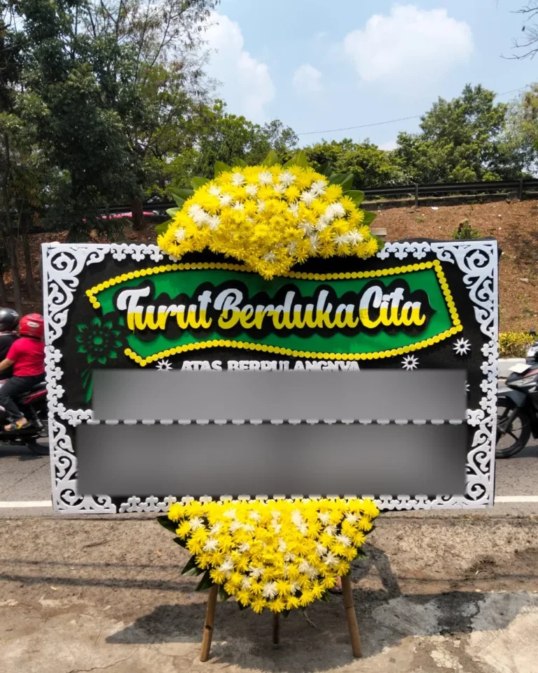 Papan bunga Turut Berduka Cita hitam dengan pita hijau-kuning sebelum diantar ke Ratu Jaya, Cipayung, Depok