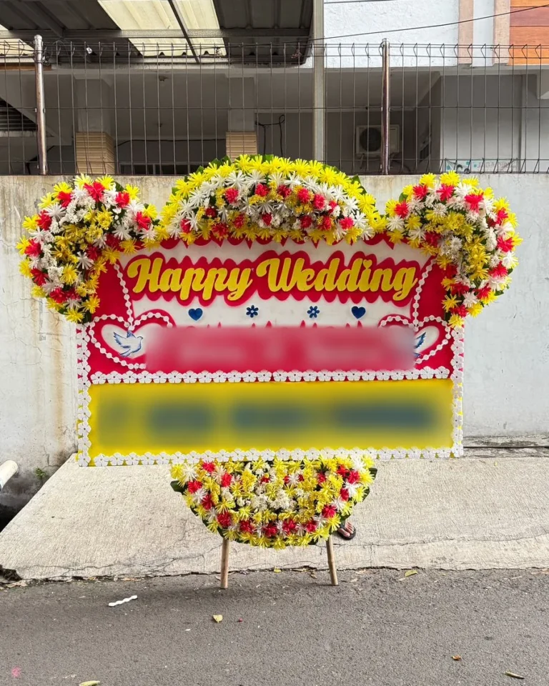 Papan Wedding Merah Tiga Mahkota Panel Kuning