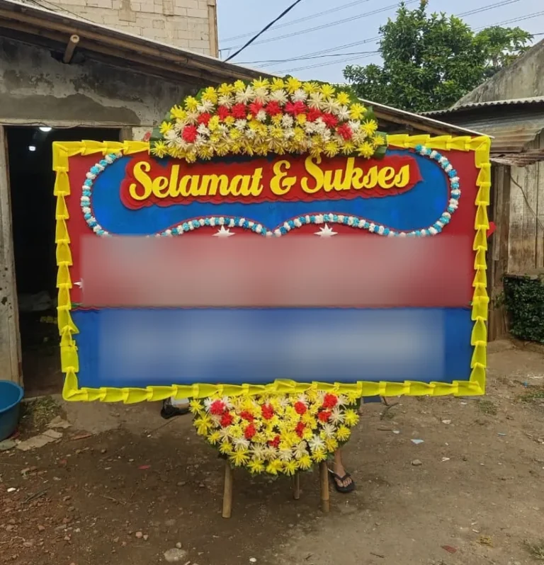 Papan bunga Selamat & Sukses biru-merah dengan bingkai kuning sebelum diantar ke Sudimara Pinang, Kota Tangerang