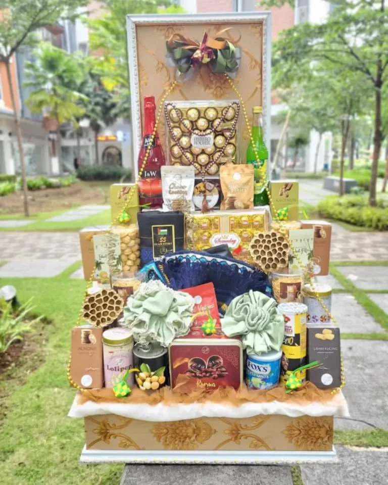 Parcel Lebaran Besar Camilan, Cokelat, dan Sajadah