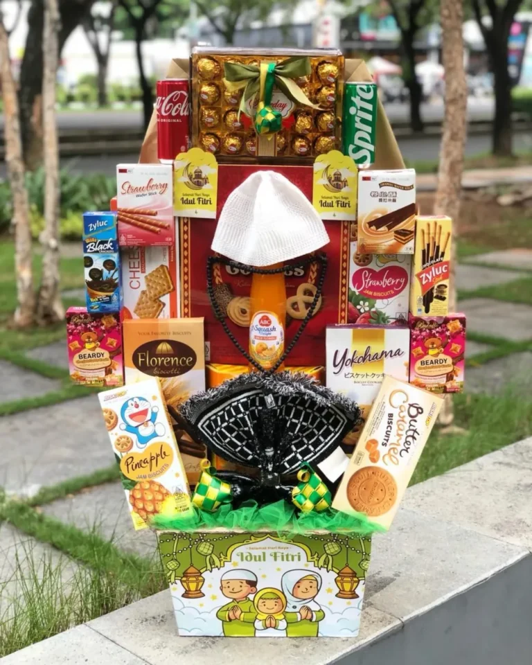 Parcel Lebaran Camilan dengan Peci dan Sajadah