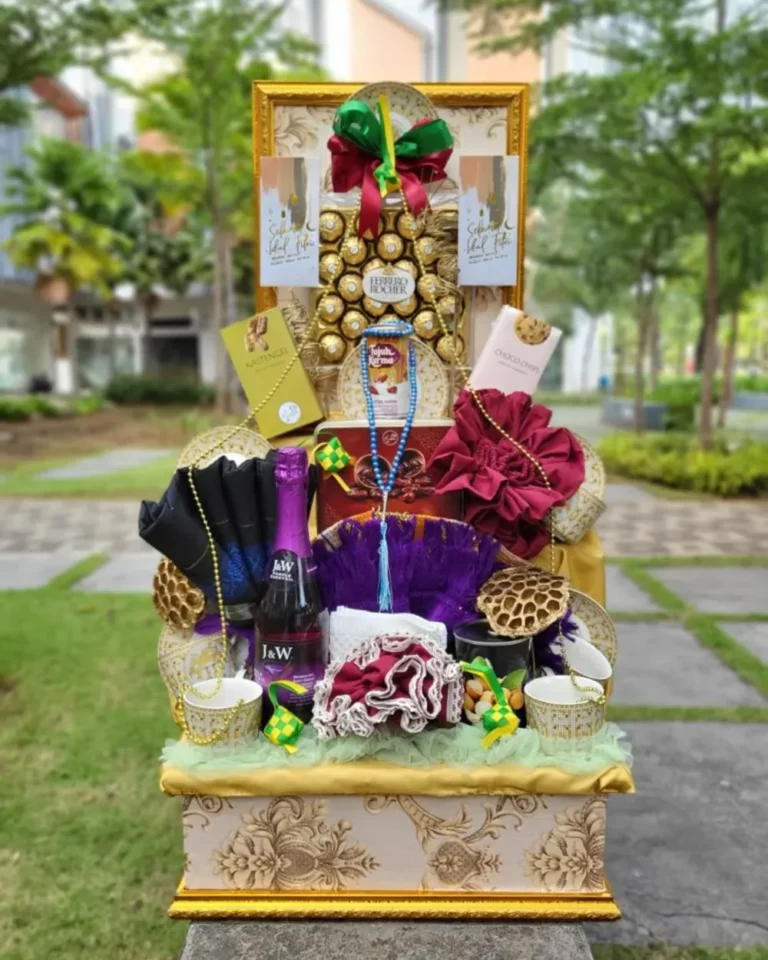 Parcel Lebaran Cokelat, Kue Kering, dan Perlengkapan Salat