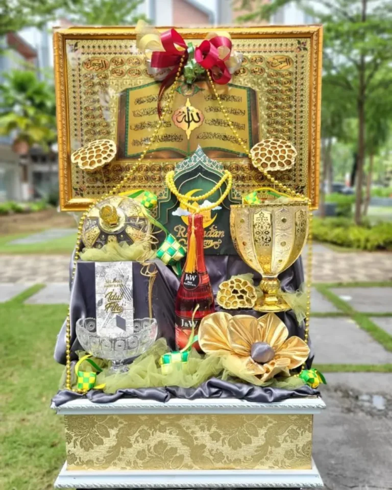 Parcel Lebaran Hiasan Kaligrafi dan Piala Emas