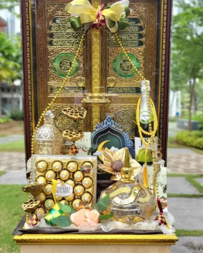 Parcel Lebaran Hiasan Pintu Ka'bah dan Cokelat