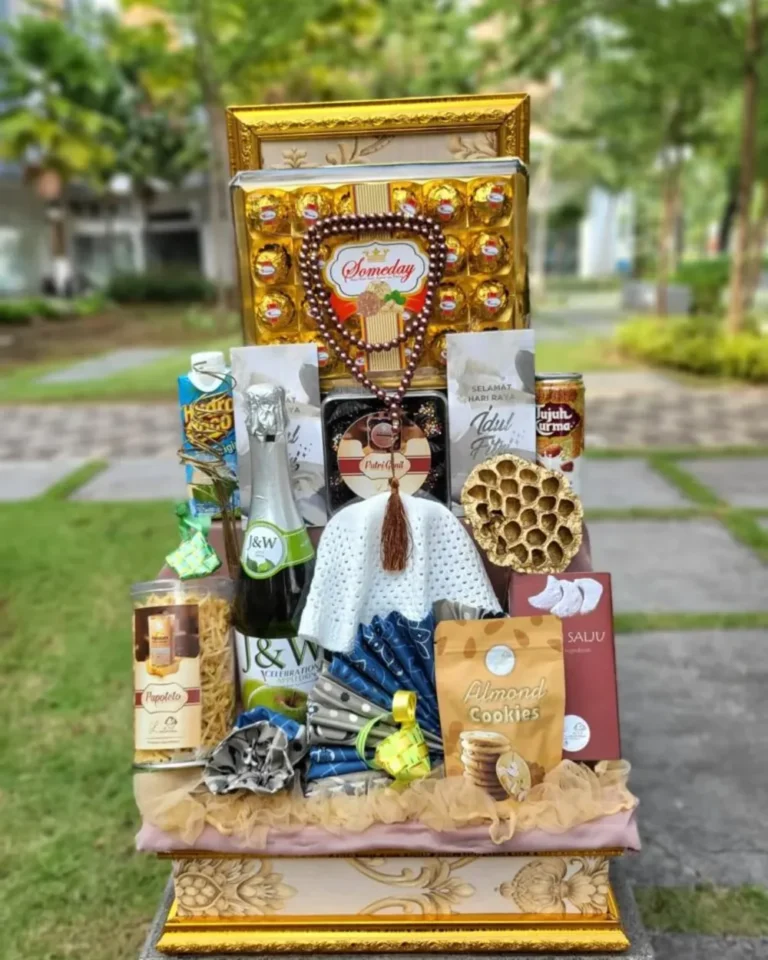 Parcel Lebaran Kue Kering, Cokelat, dan Peci