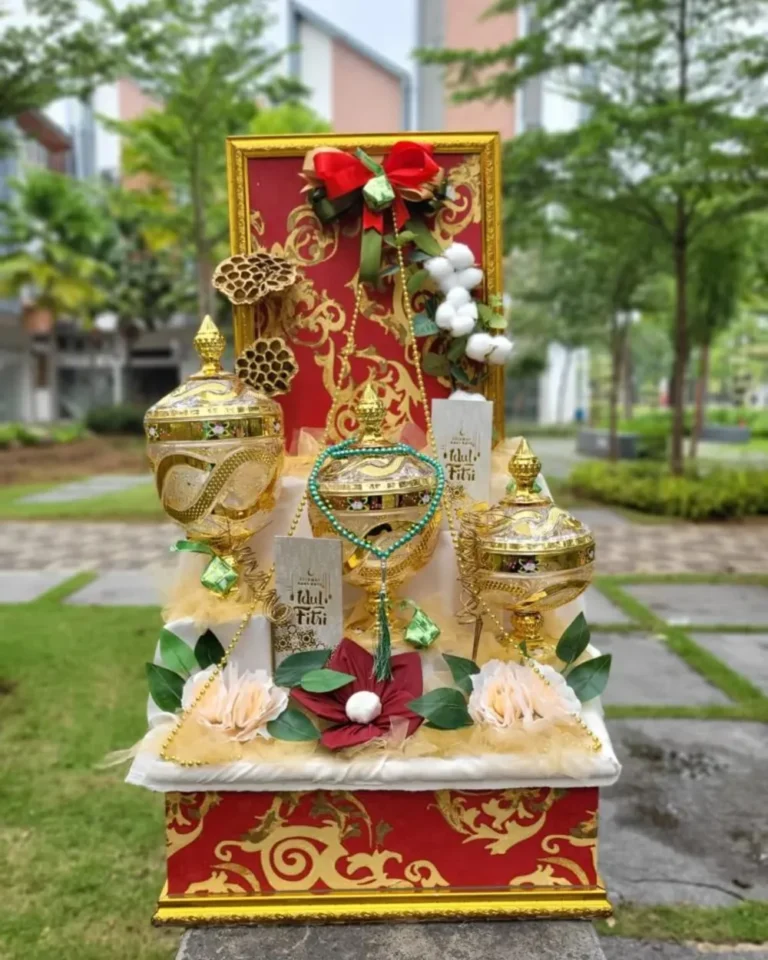 Parcel Lebaran Tiga Toples Emas Bertutup