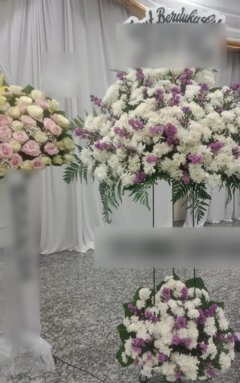 Standing flower duka cita krisan putih dan ungu tiga tingkat di Rumah Duka Sentosa RSPAD