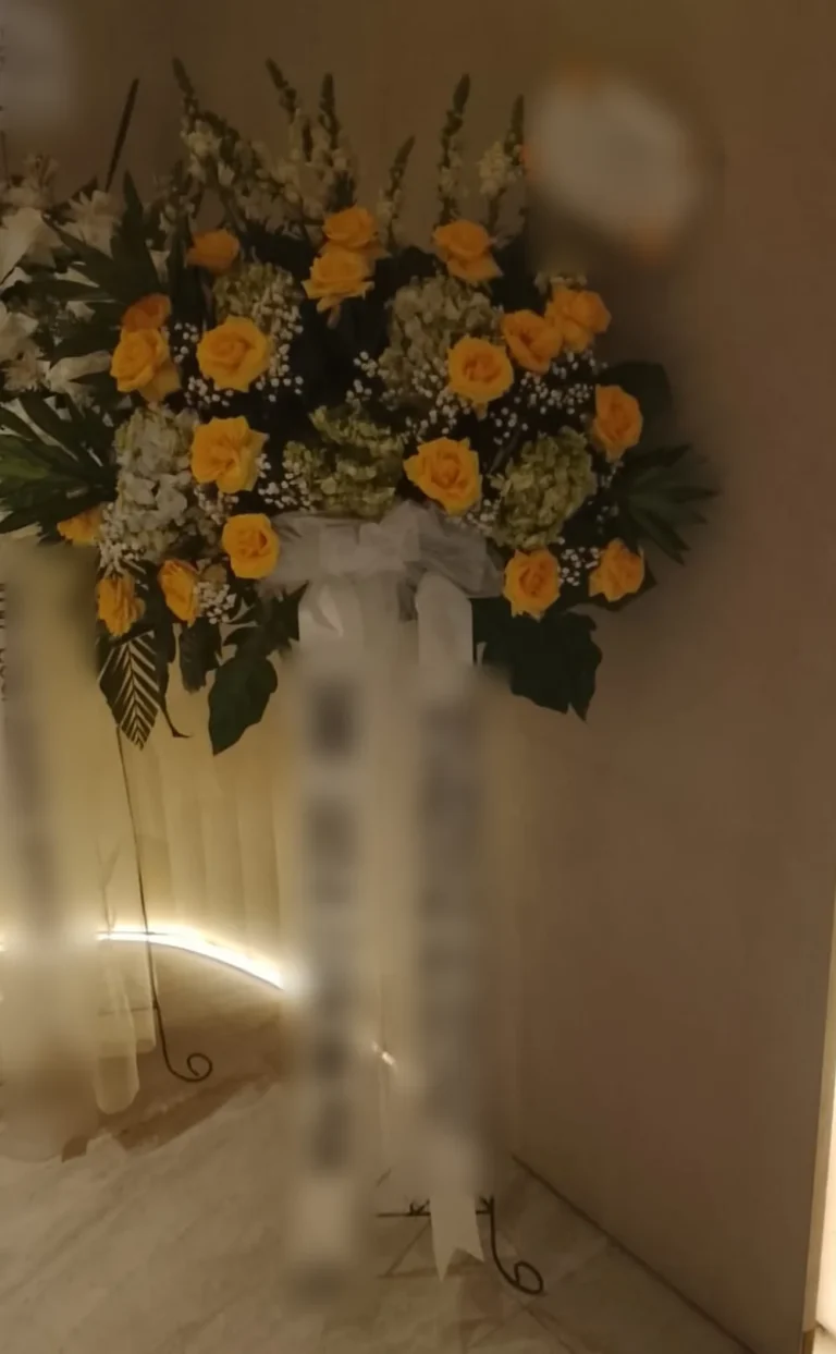 Standing flower duka cita mawar kuning dan hydrangea hijau di Rumah Duka Jelambar