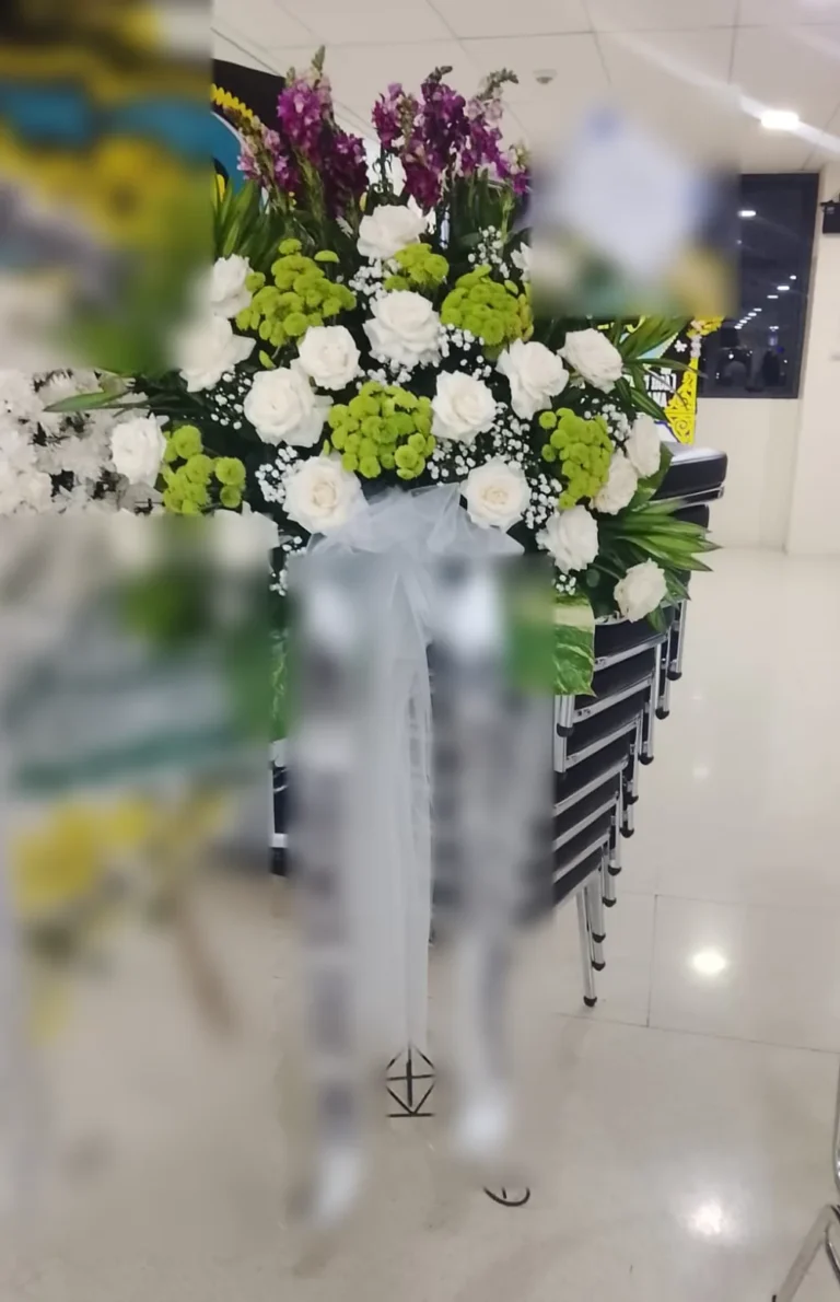 Standing flower duka cita mawar putih, krisan hijau, dan anggrek ungu di Rumah Duka Tabitha UKRIDA
