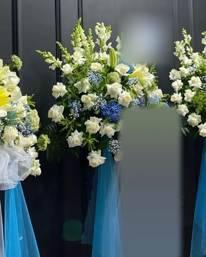 Standing Flower Putih Biru Tile Biru